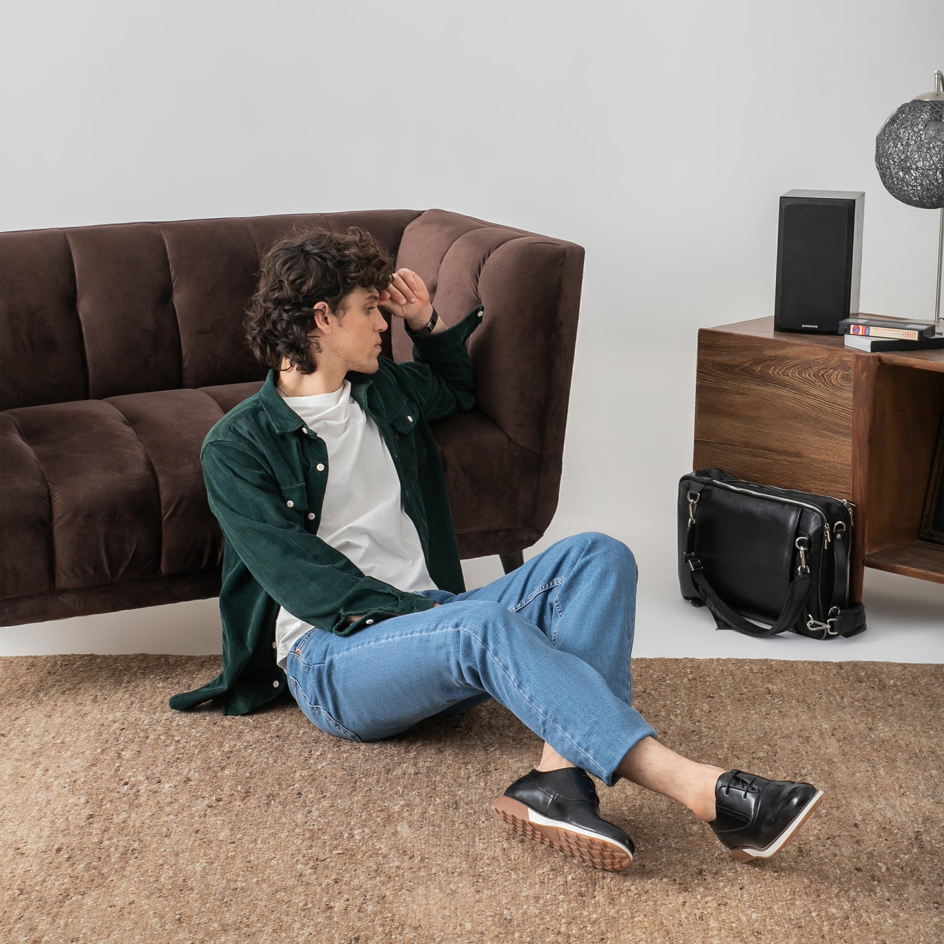 Nomad-Black-sitting-poseview