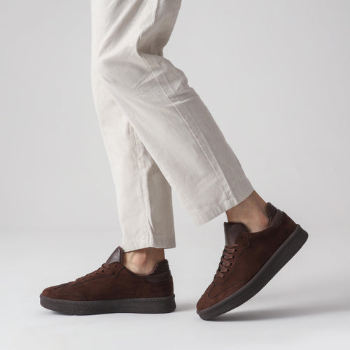 Travis court sneakers coffee - Leftside walking view