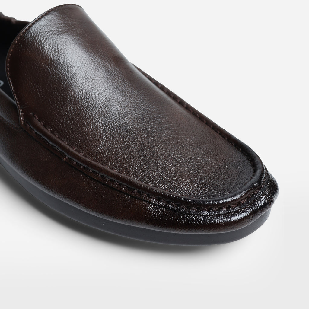 Fadano Stratford Driving Loafers — stylish and comfortable brown slip-on shoes for men, crafted with breathable microfiber leather and lightweight AeroFlex™ sole for everyday versatility. These formal loafers rival bata, almas shoes men, and borjan shoes, while offering the comfort of casual footwear. Ideal for men who value both eastern and western styling, whether you're heading to the office or dressing up for an event in Pakistan.